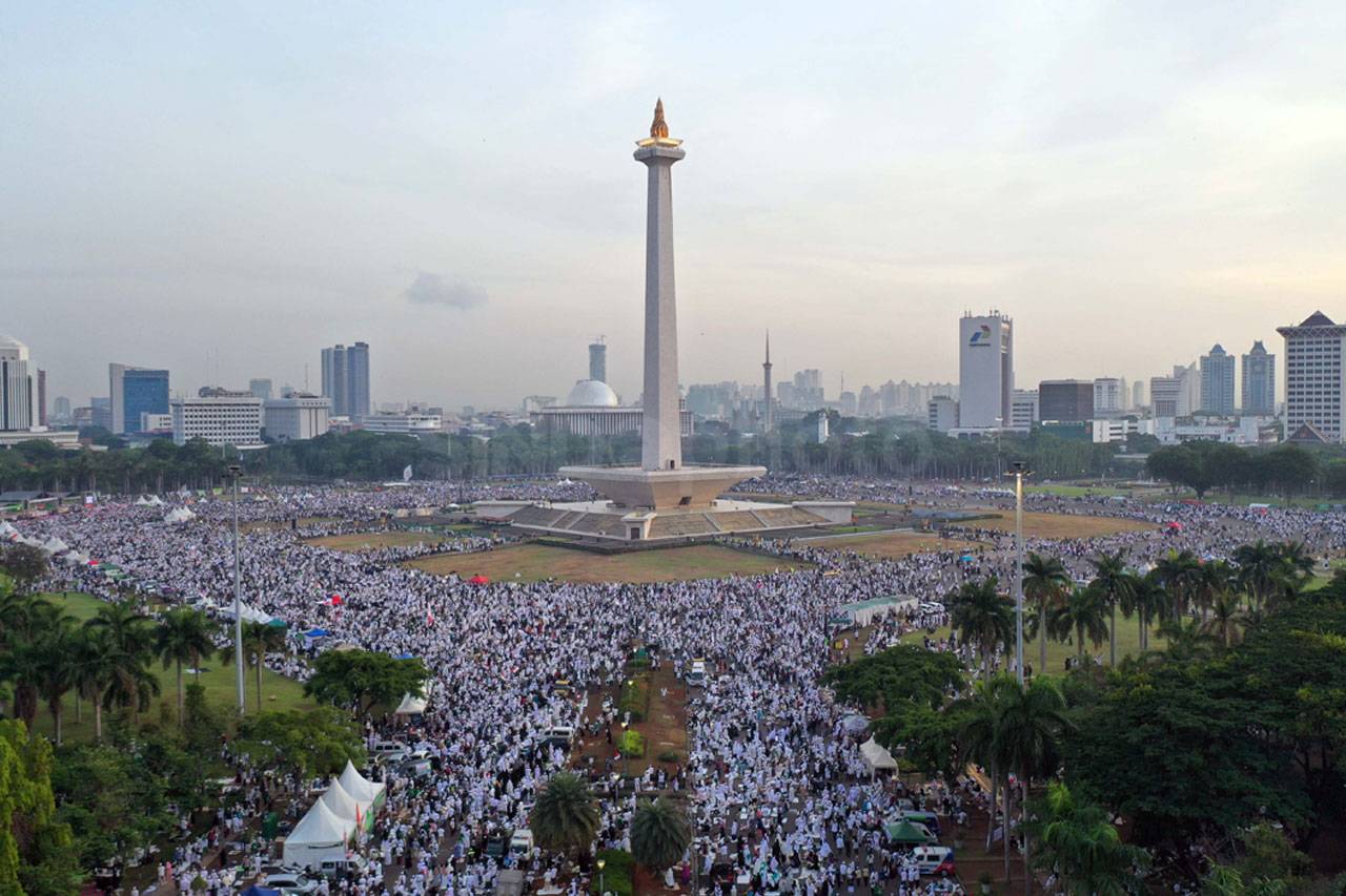 Reuni 212 Berjalan Khusyuk...