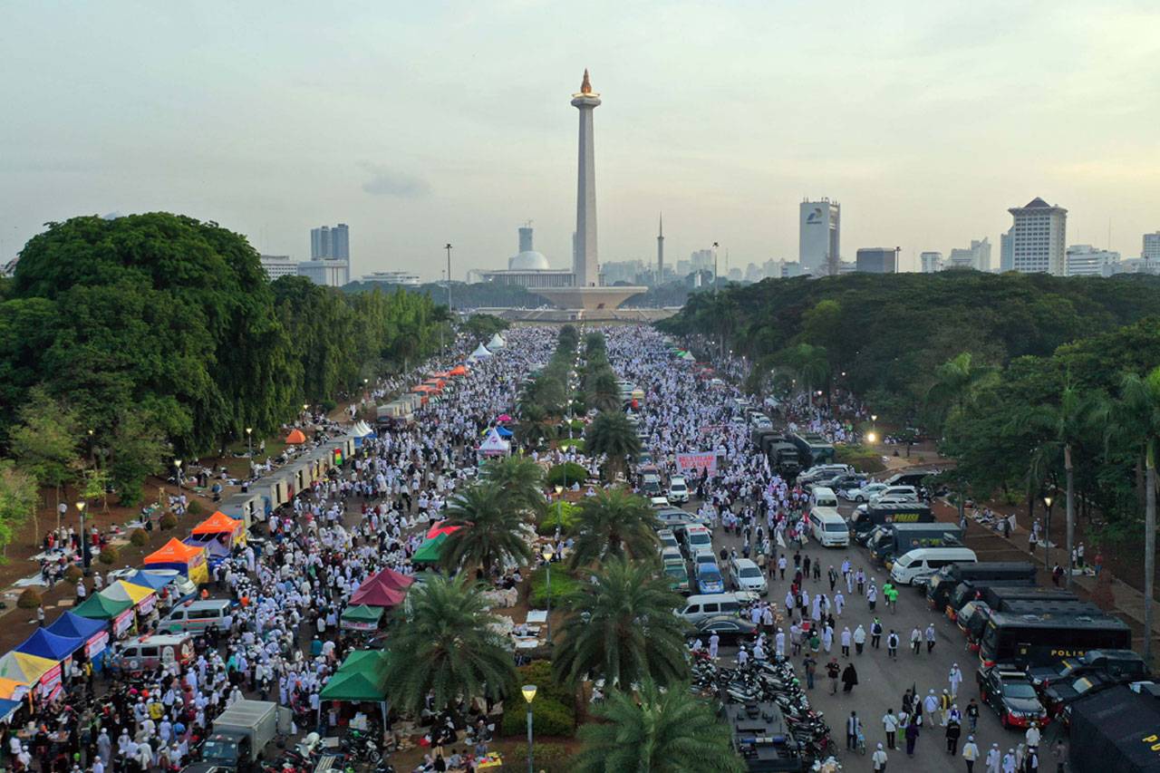 Reuni 212 Berjalan Khusyuk...