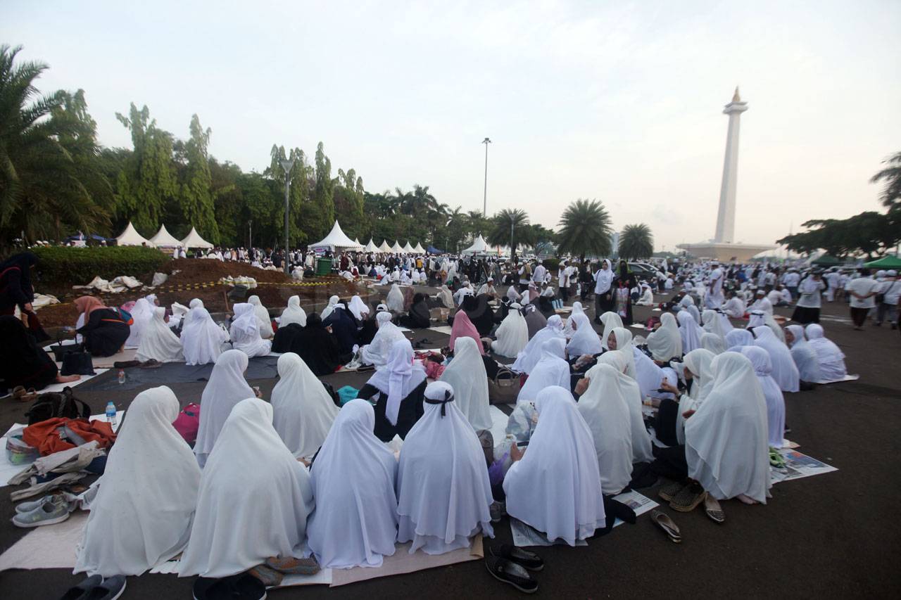Reuni 212 Berjalan Khusyuk...