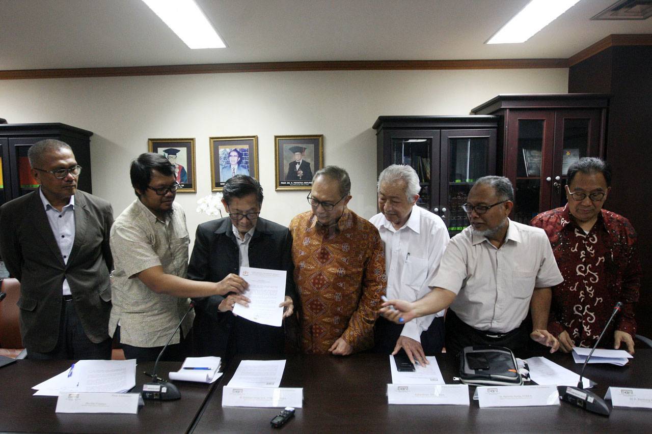 Bani Mampang Berikan...