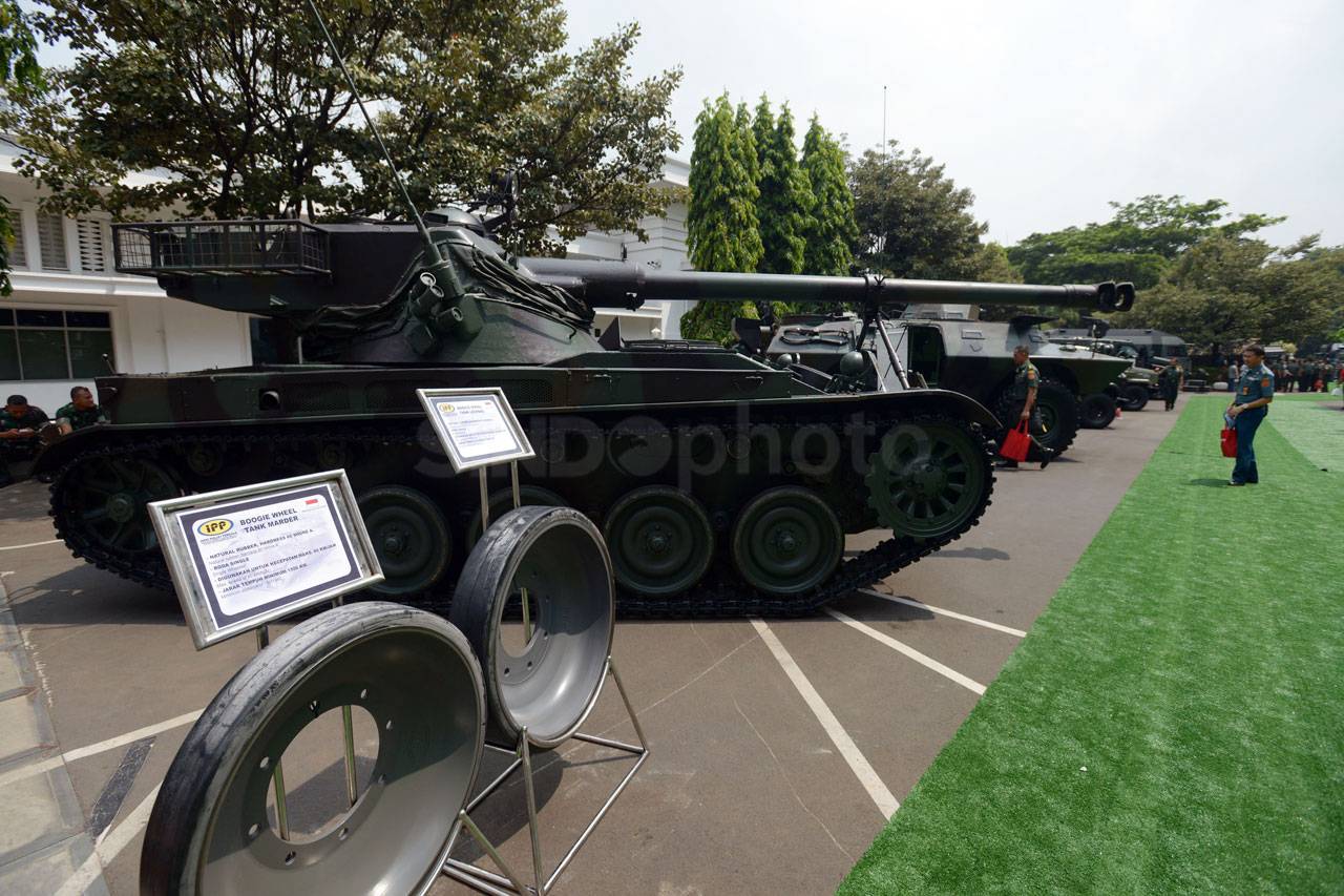 Menhan Tinjau Pameran...