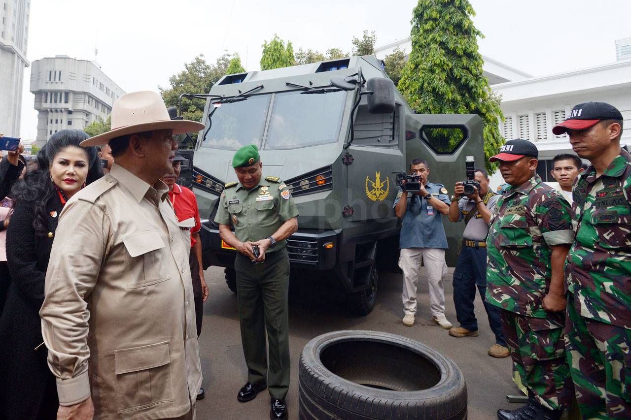 Menhan Tinjau Pameran...