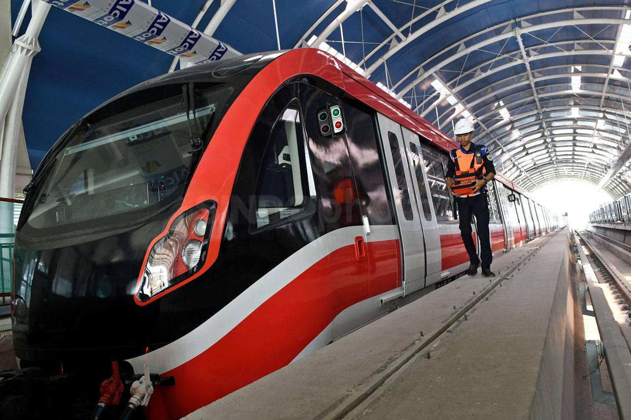 Kereta LRT Tiba di Stasiun...