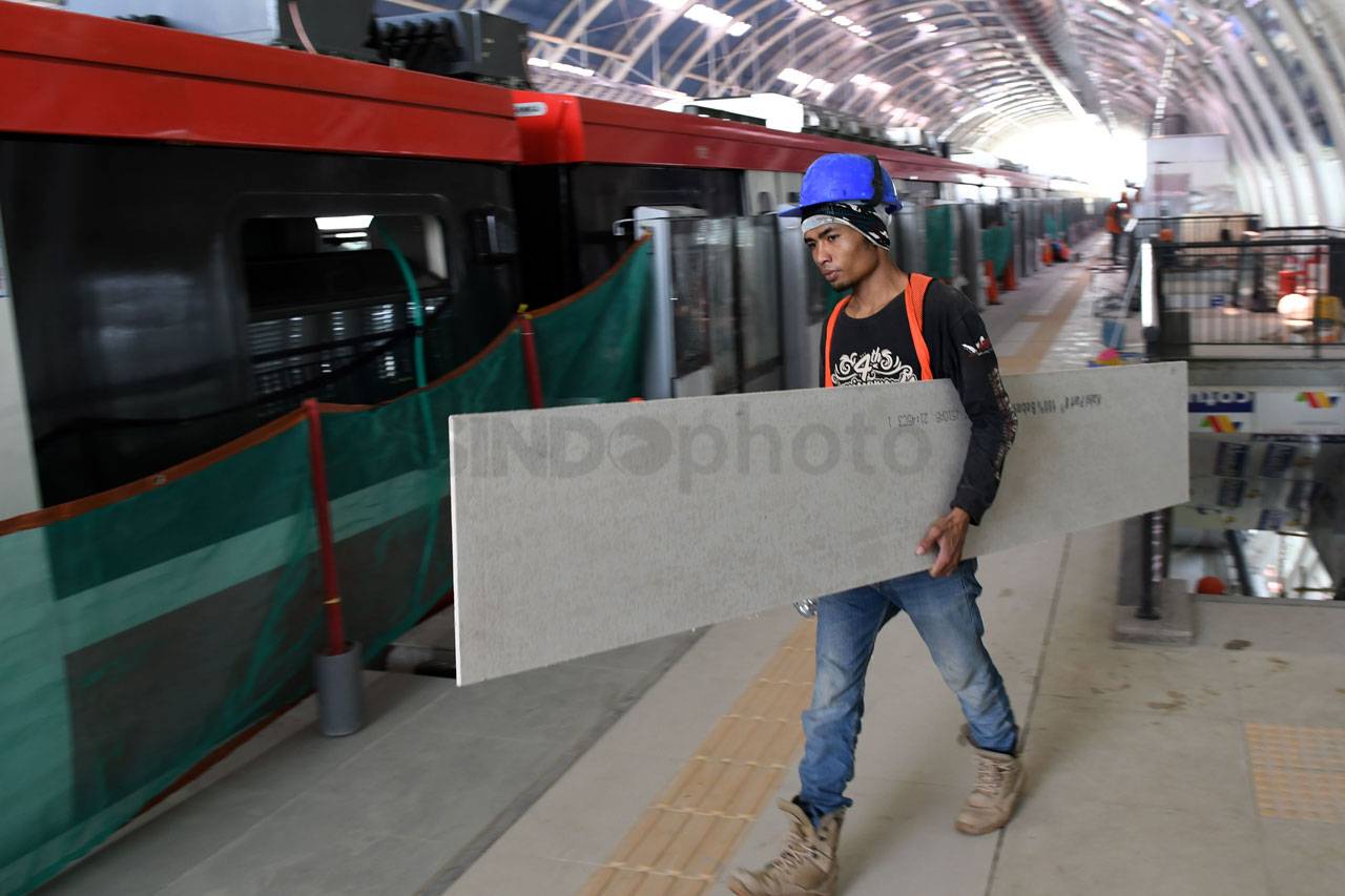 Kereta LRT Tiba di Stasiun...