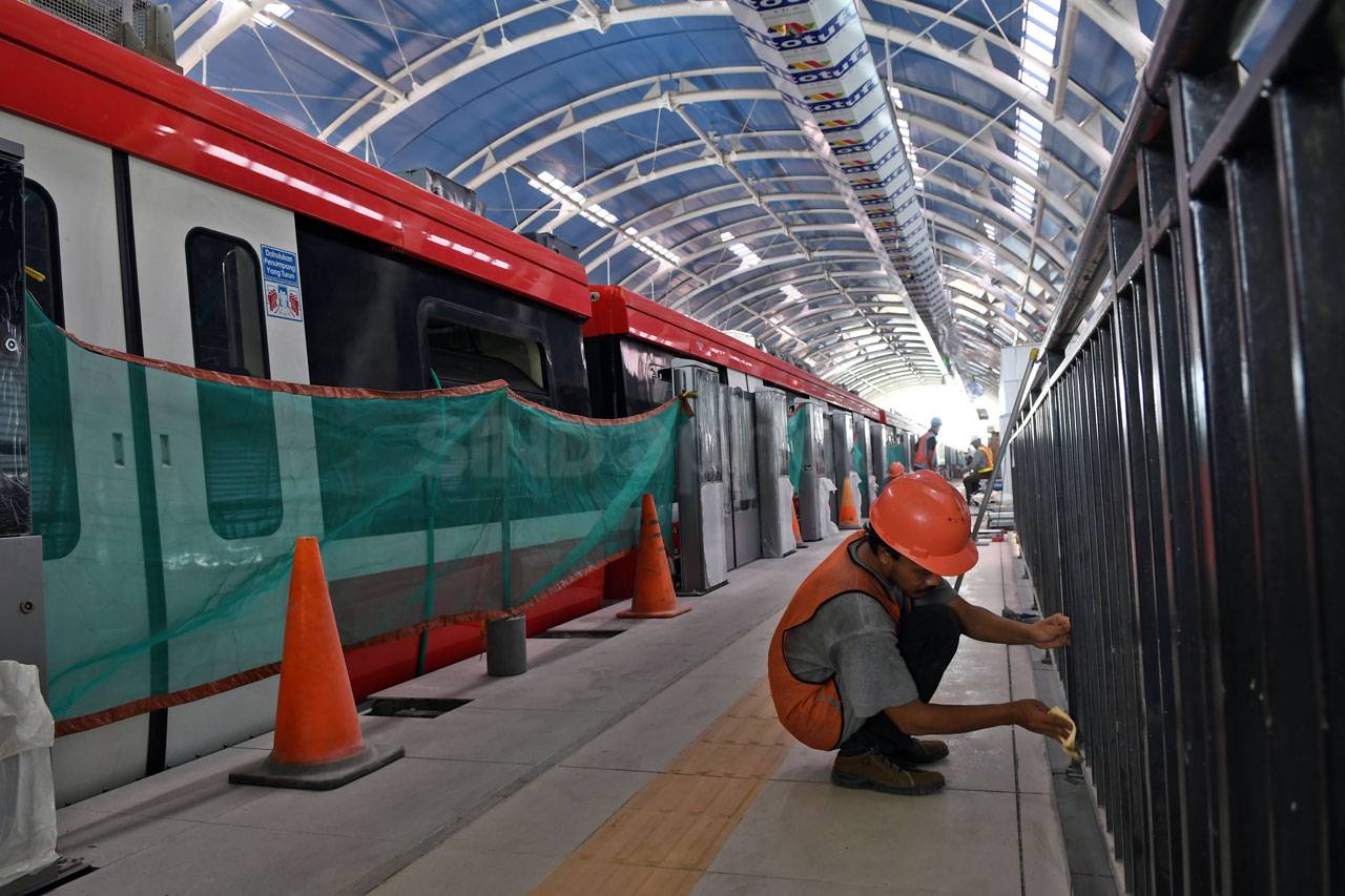 Kereta LRT Tiba di Stasiun...
