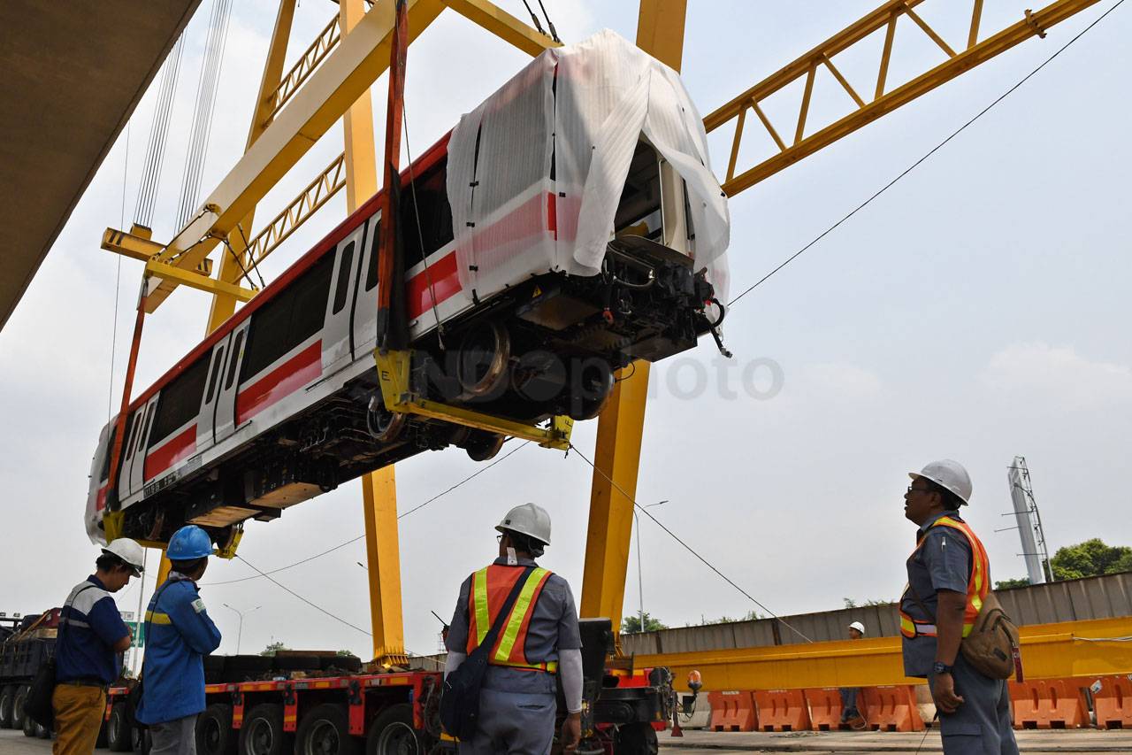Kereta LRT Tiba di Stasiun...