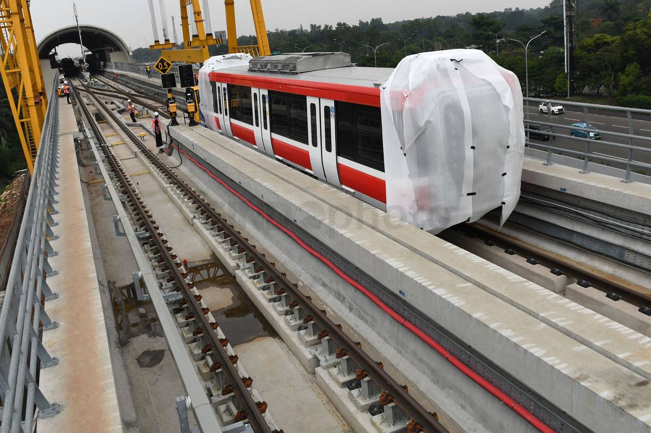 Kereta LRT Tiba di Stasiun...