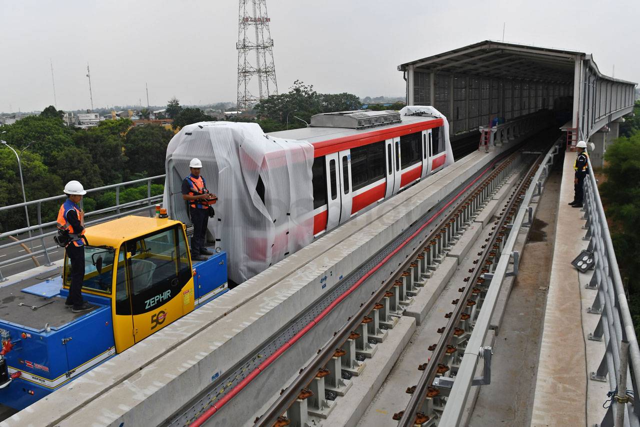Kereta LRT Tiba di Stasiun...