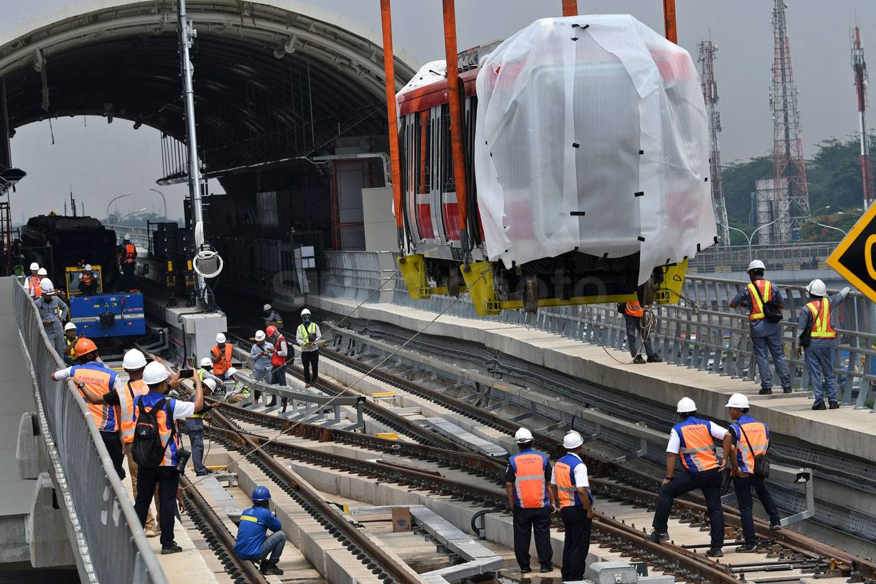 Kereta LRT Tiba di Stasiun...