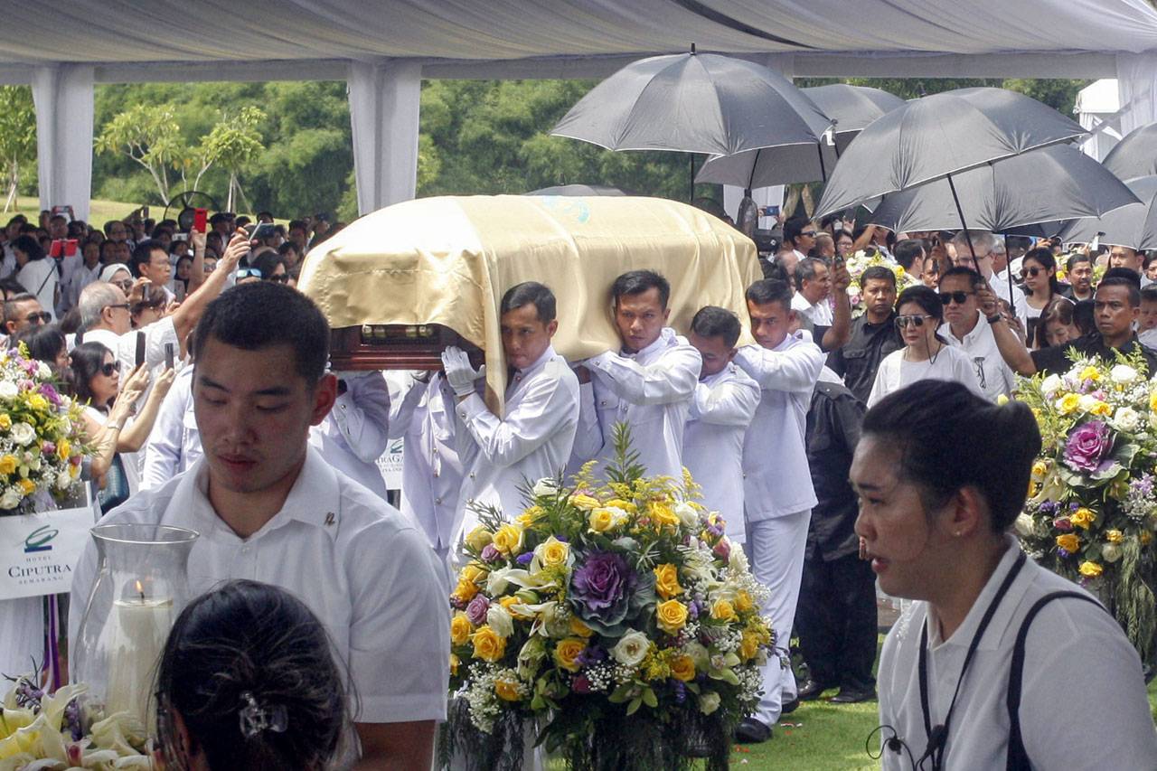 Jenazah Ciputra Dimakamkan...