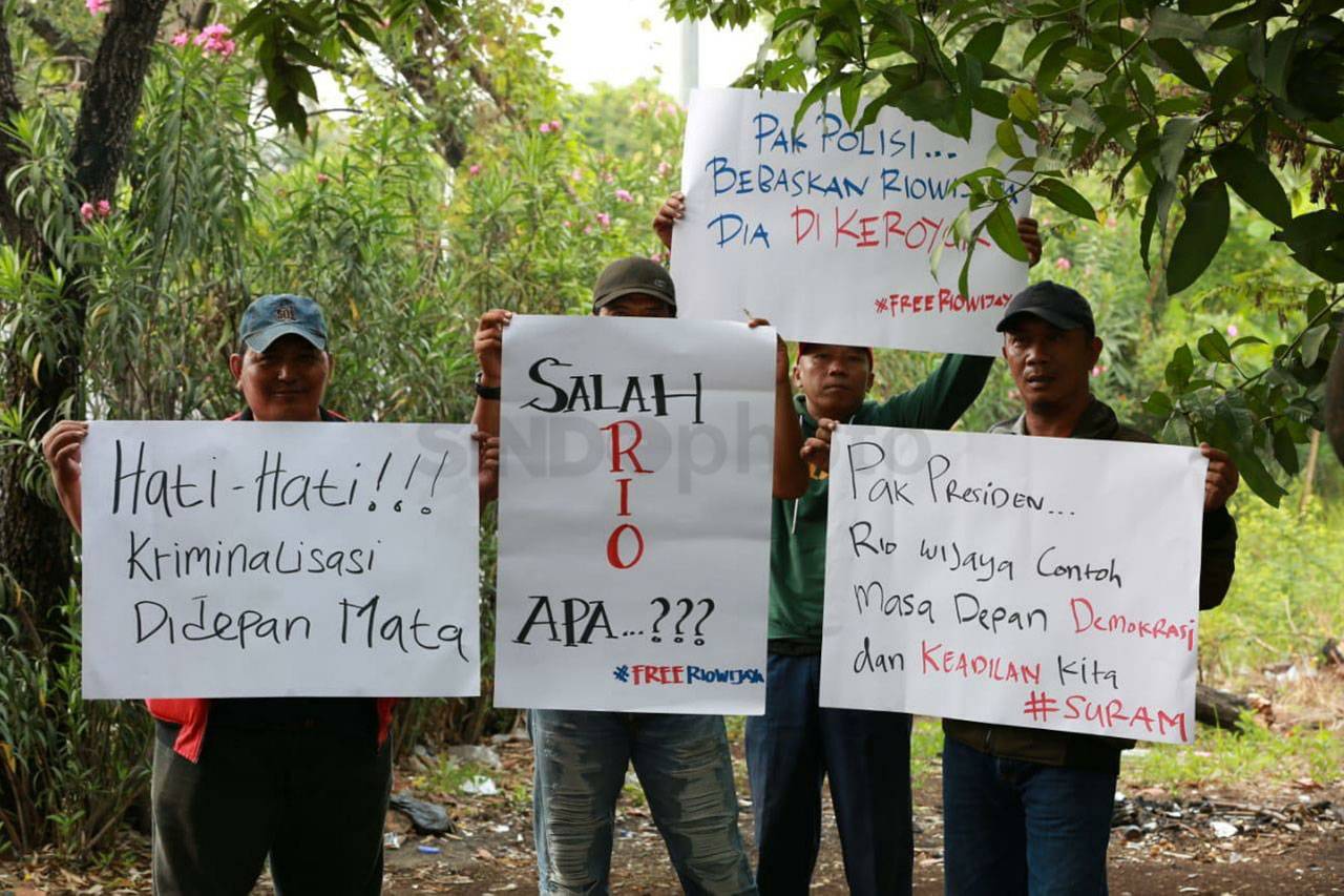 Sejumlah Buruh Pelabuhan...