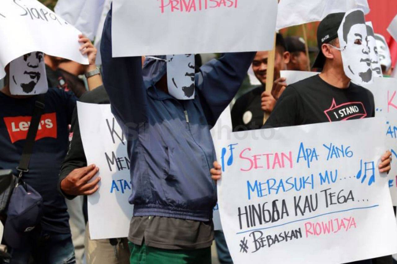 Sejumlah Buruh Pelabuhan...