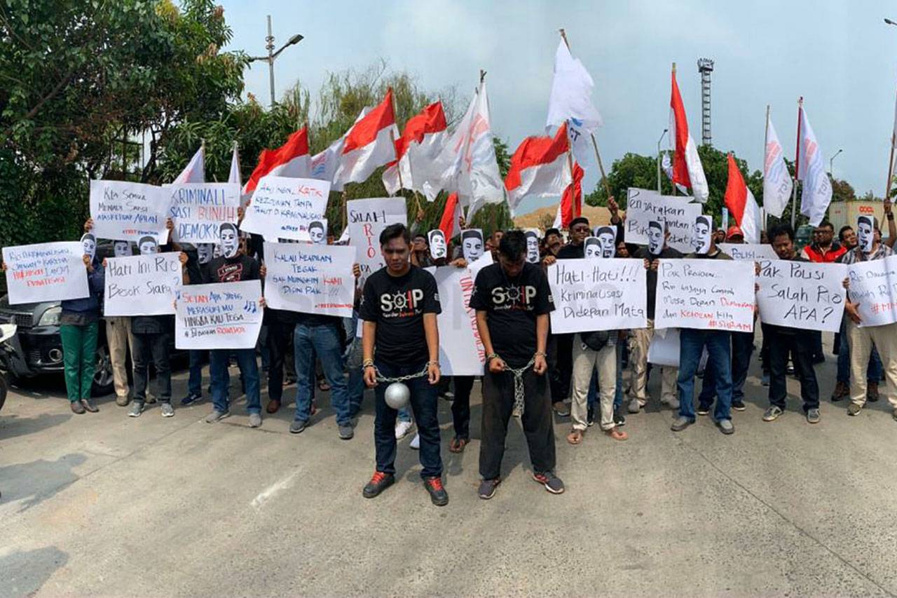 Sejumlah Buruh Pelabuhan...
