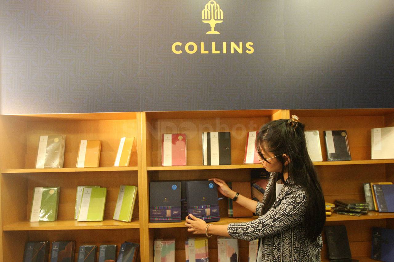 Collins Rayakan 200...