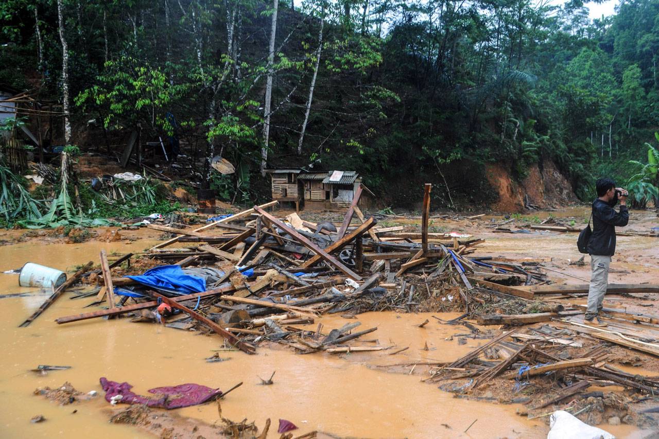 Banjir Bandang Terjang...