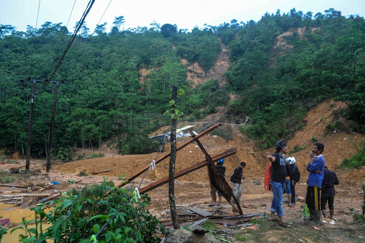 Banjir Bandang Terjang...