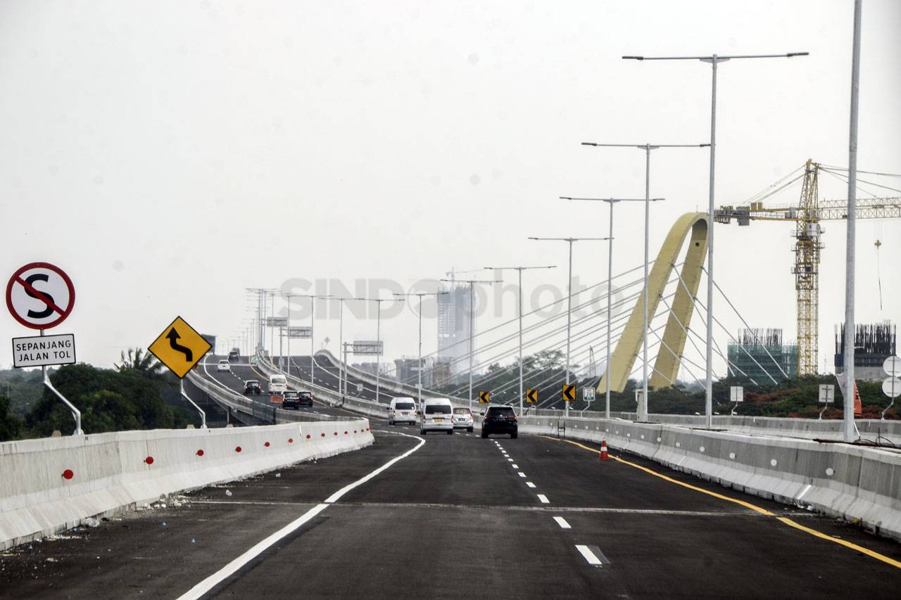 Jalan Tol Layang Jakarta-Cikampek...