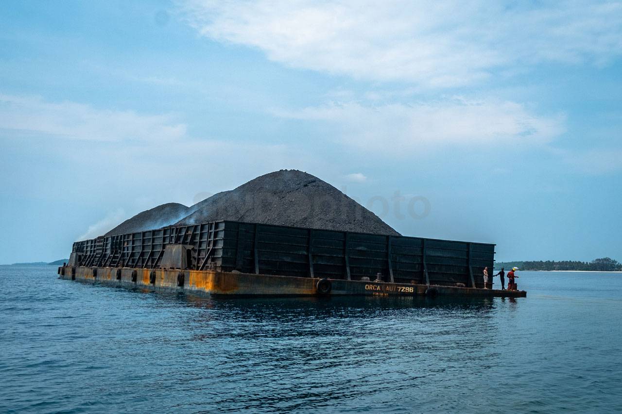 Tongkang Batu Bara Langgar...