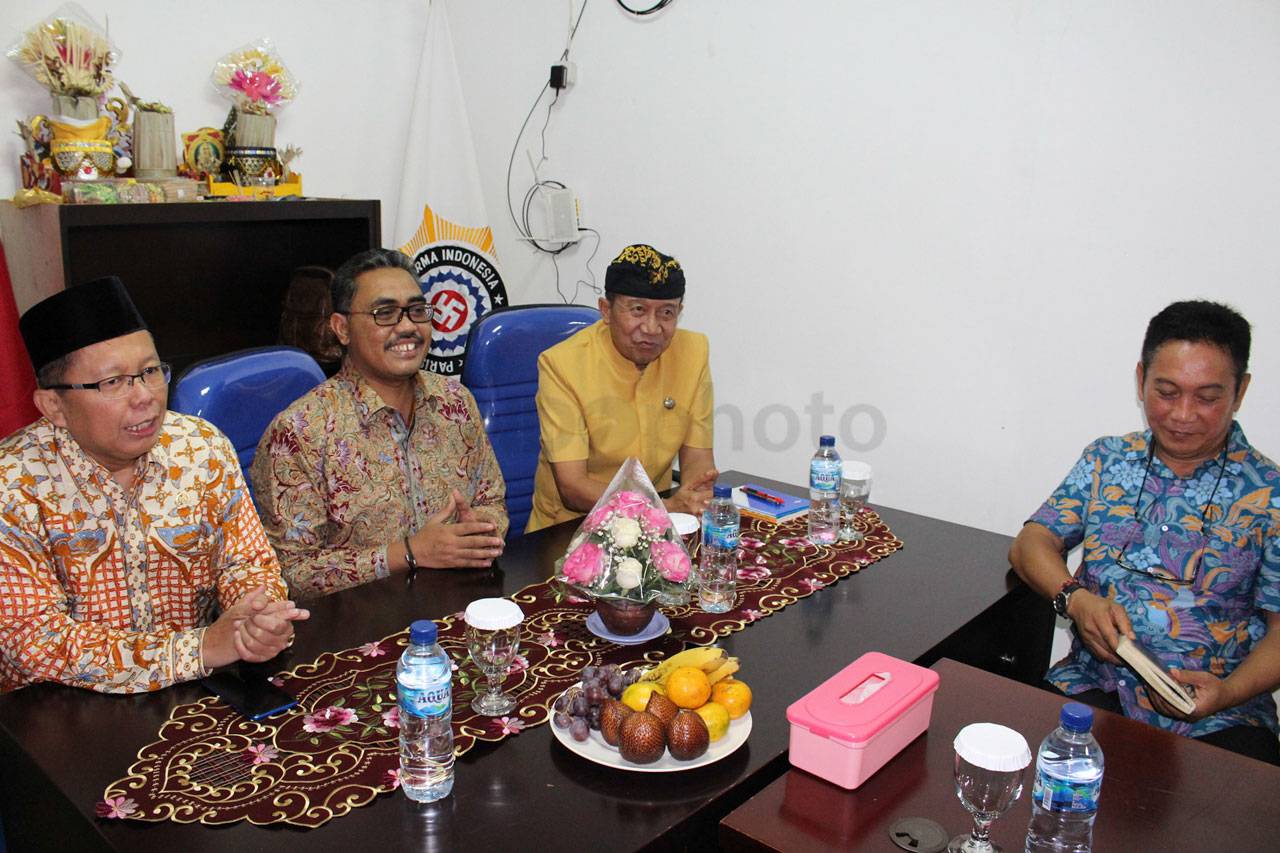 Pimpinan MPR Sambangi...