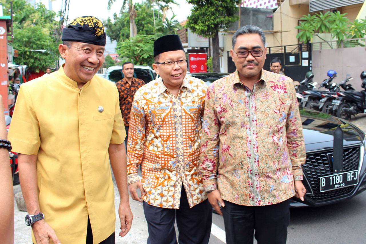 Pimpinan MPR Sambangi...