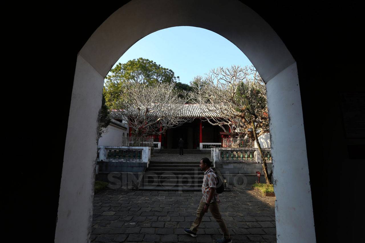 Kuil Lima Pejabat, Monumen...