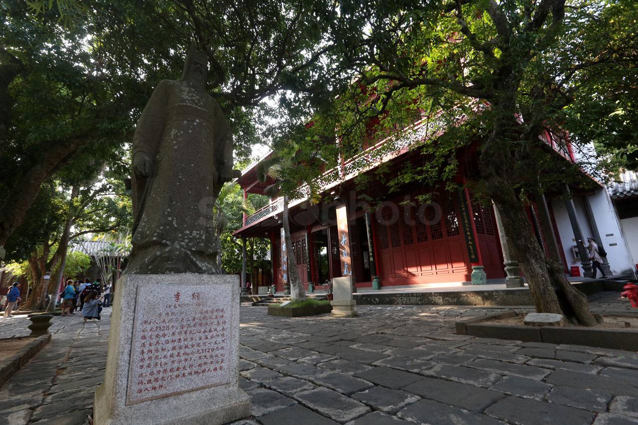 Kuil Lima Pejabat, Monumen...