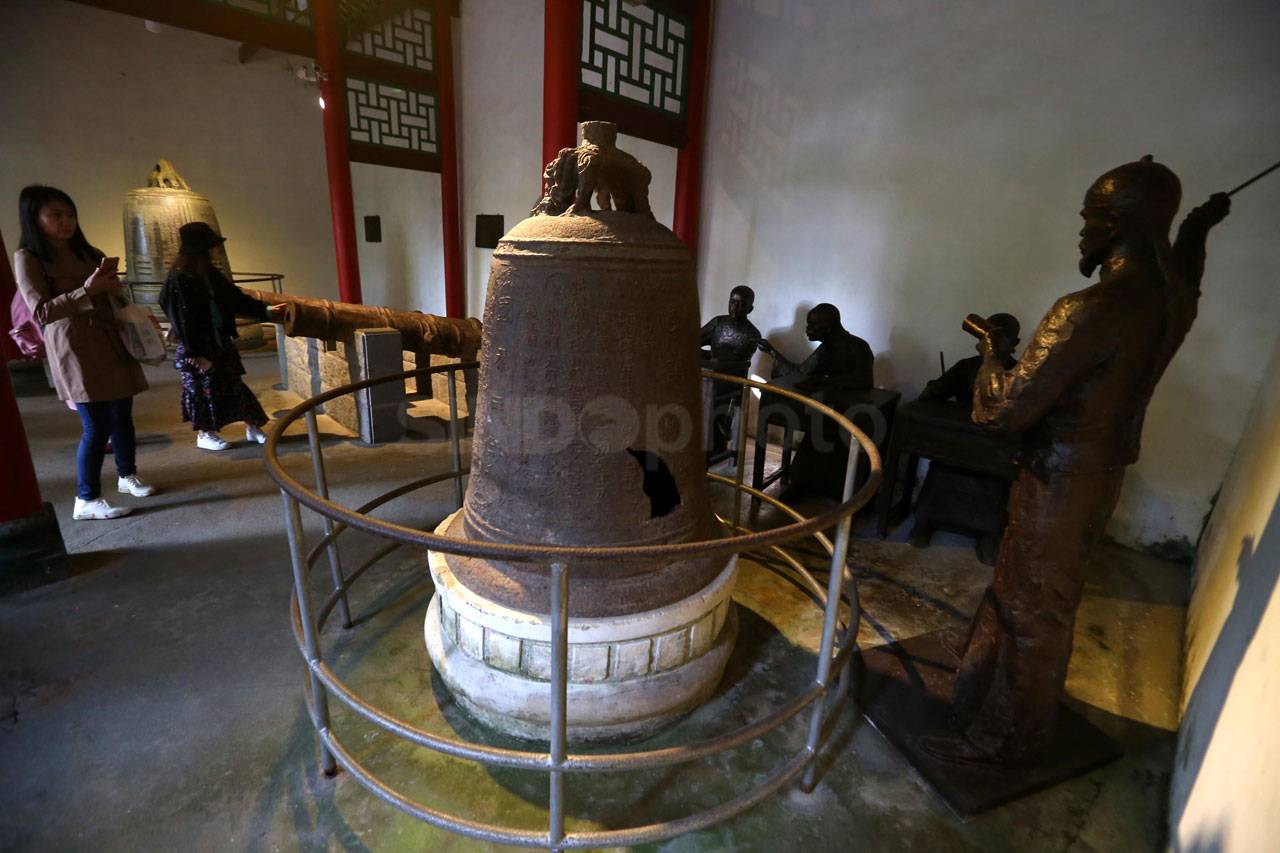Kuil Lima Pejabat, Monumen...