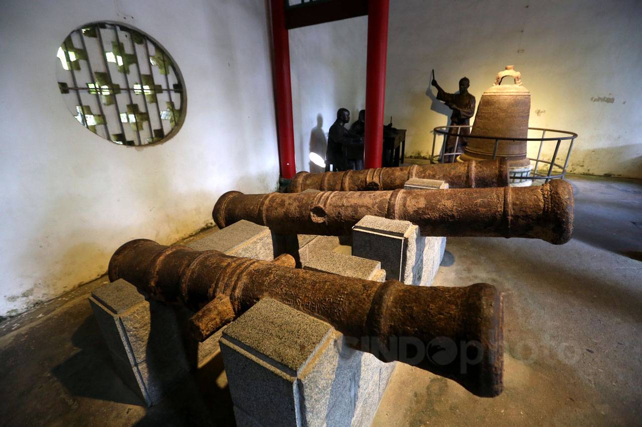 Kuil Lima Pejabat, Monumen...