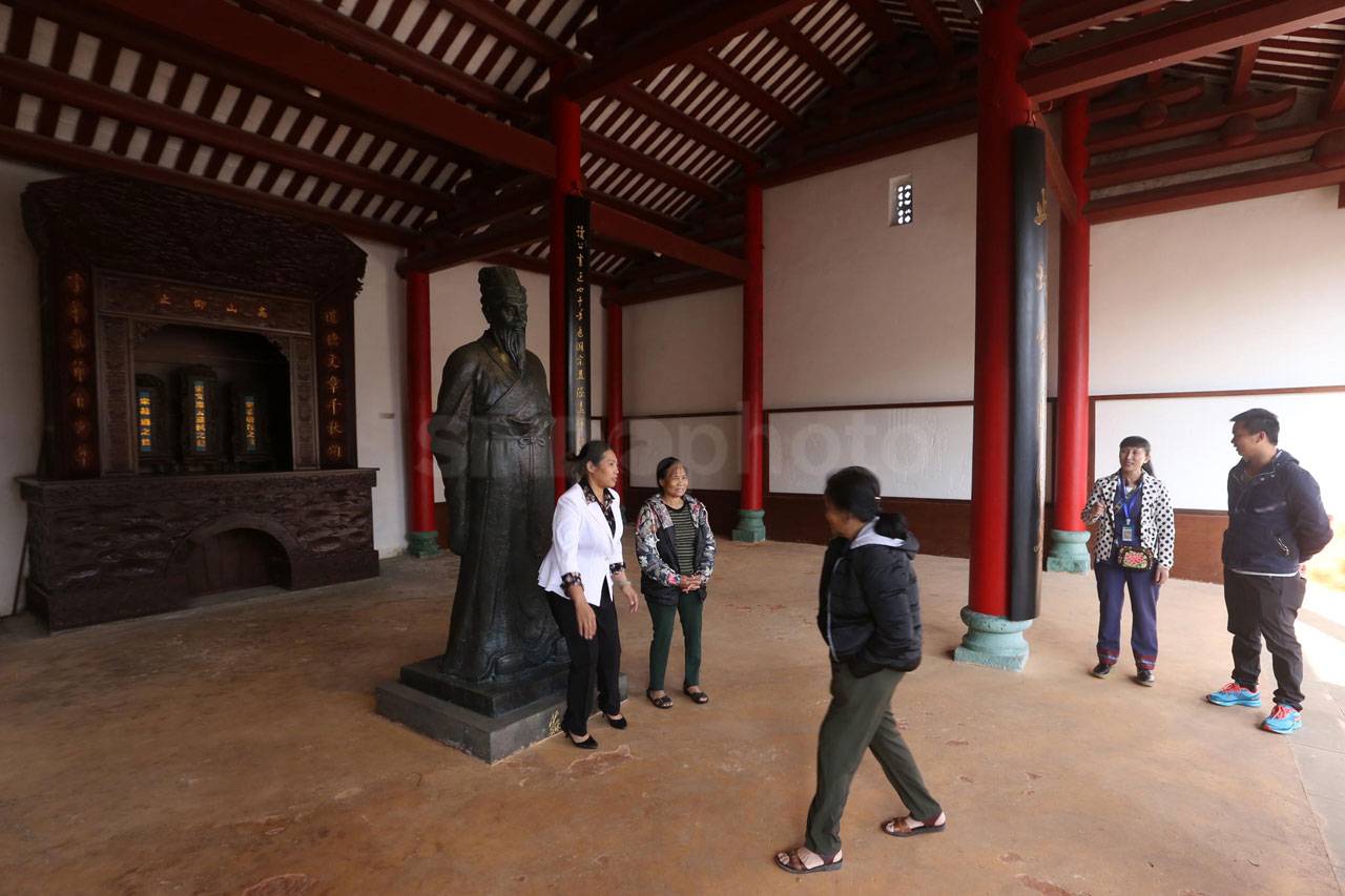 Kuil Lima Pejabat, Monumen...