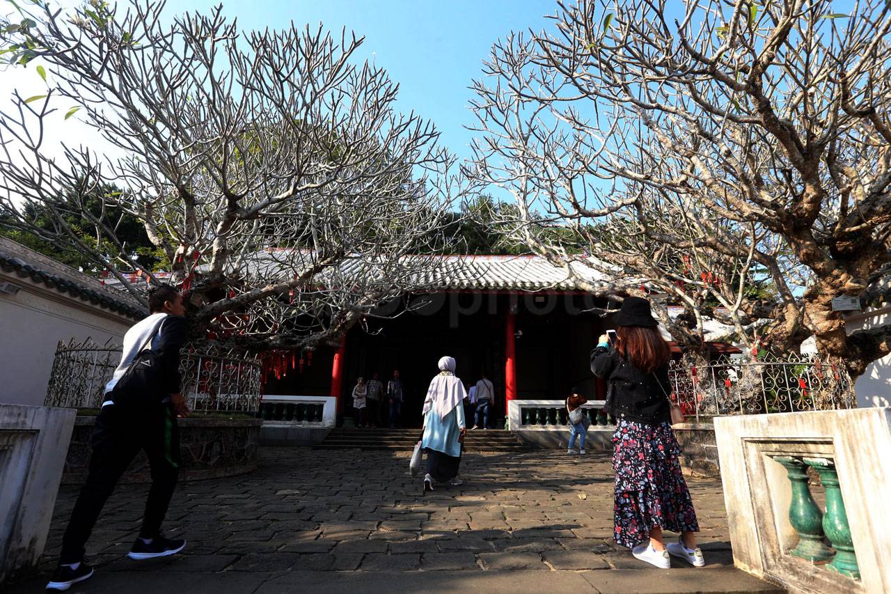 Kuil Lima Pejabat, Monumen...