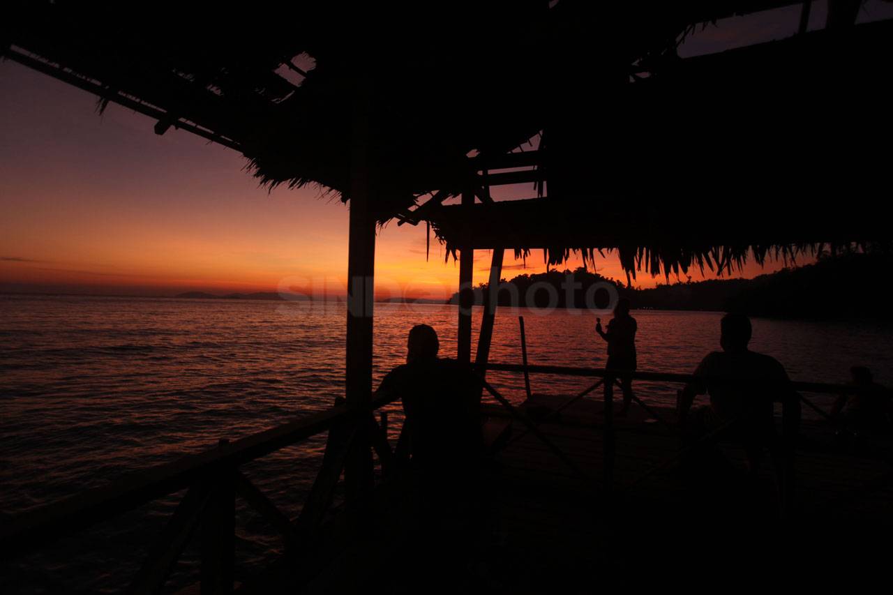 Terbius Senja di Pantai...