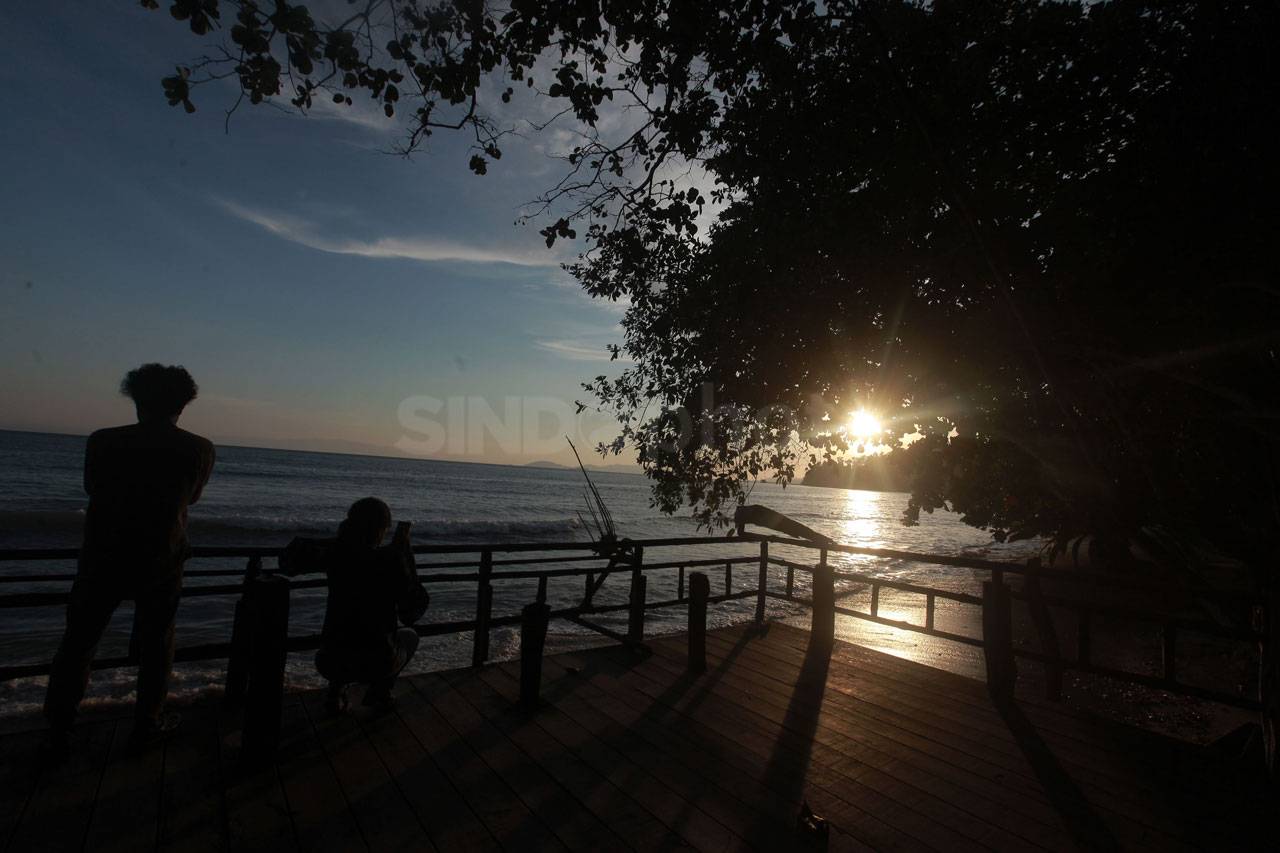 Terbius Senja di Pantai...