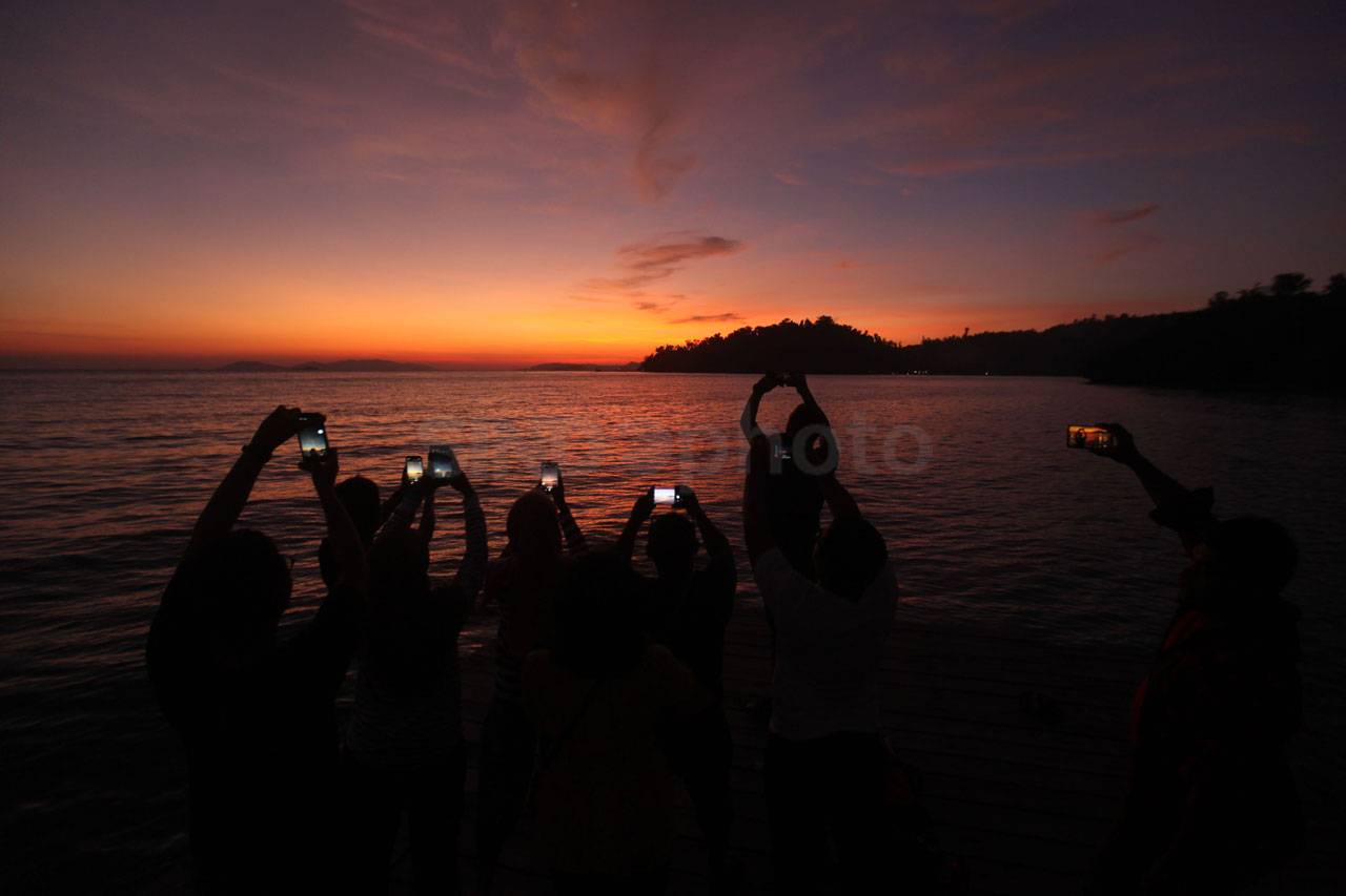 Terbius Senja di Pantai...