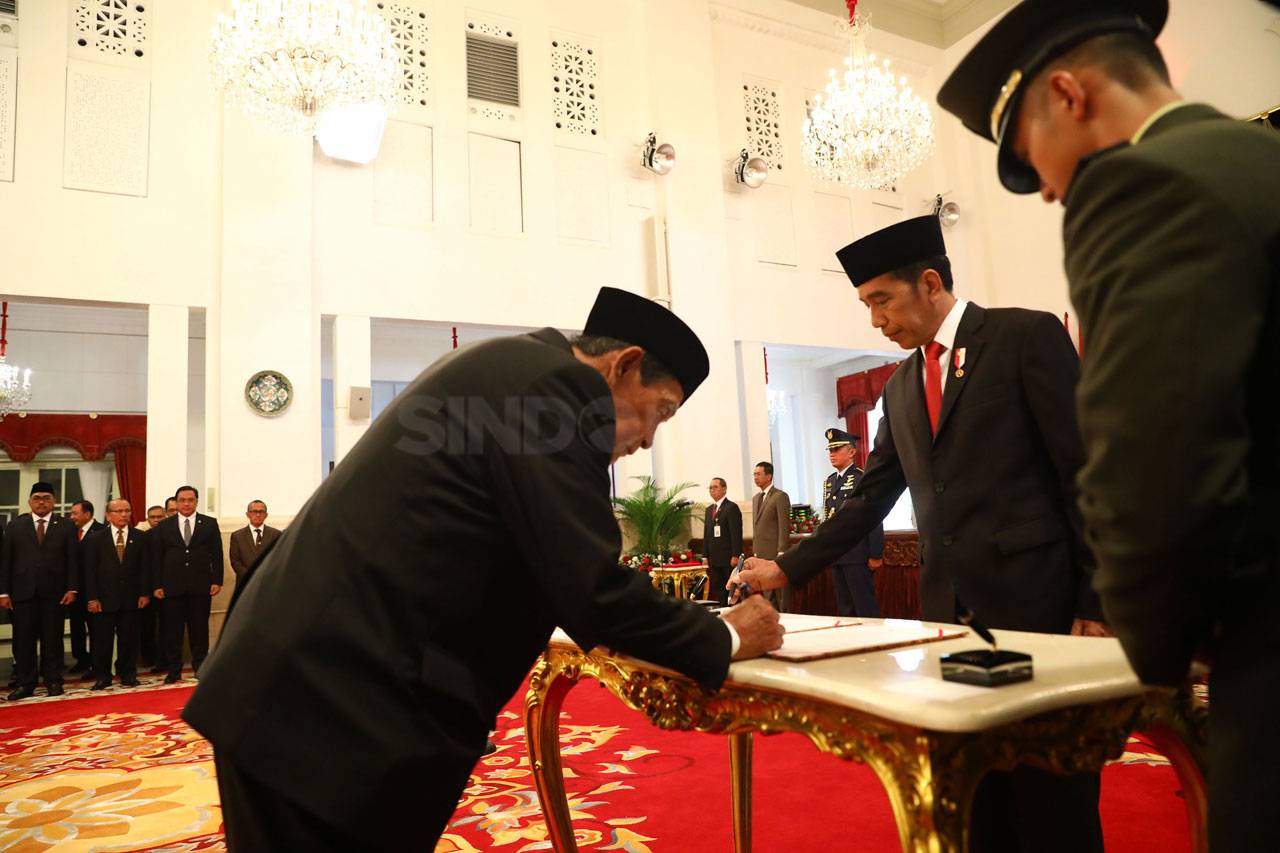 Presiden Jokowi Lantik...
