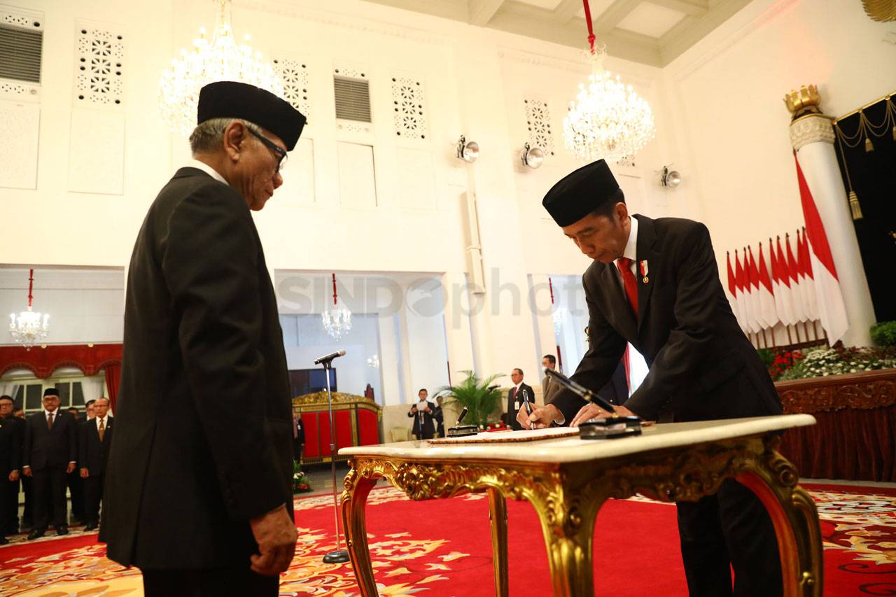Presiden Jokowi Lantik...