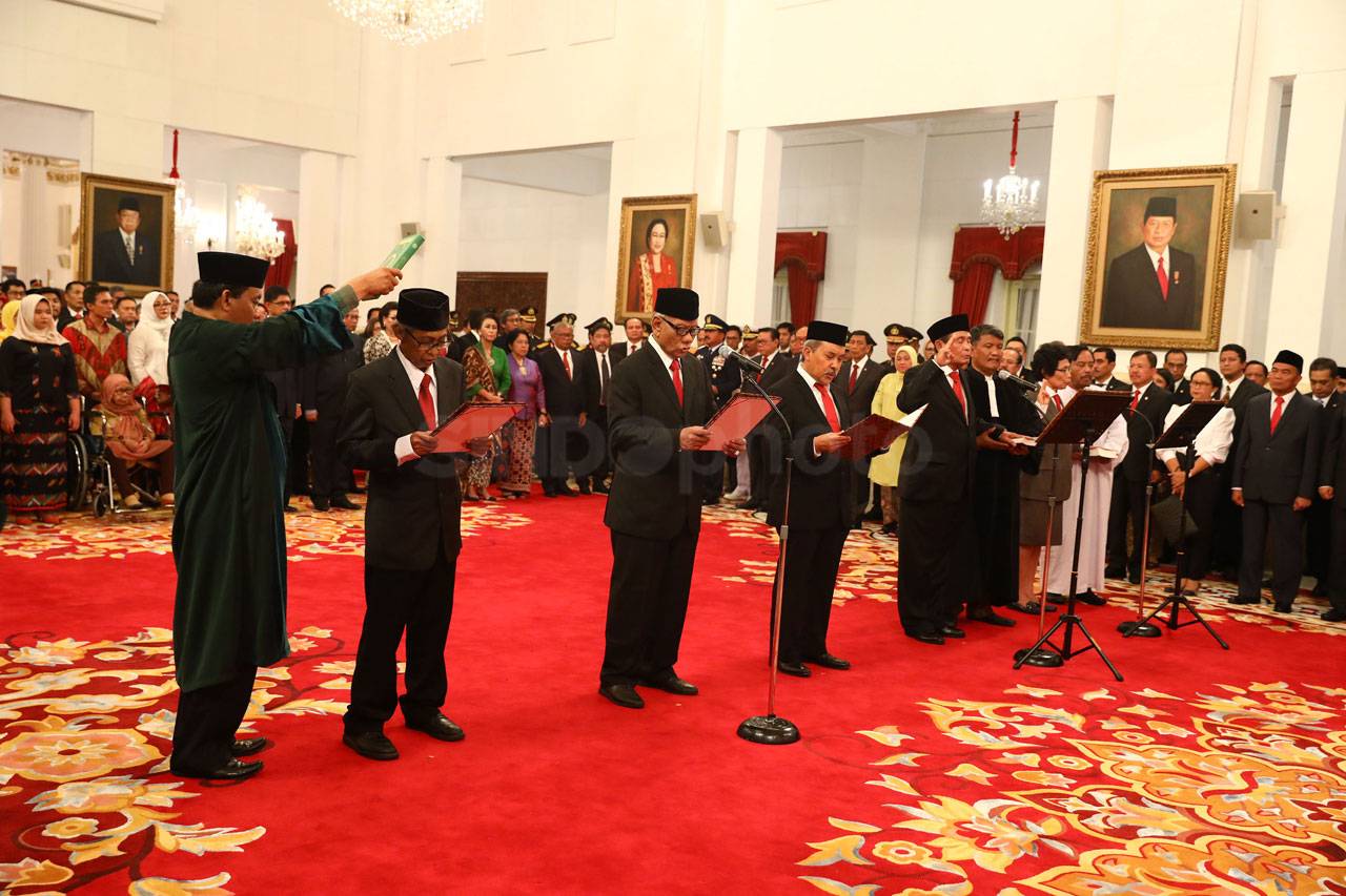 Presiden Jokowi Lantik...