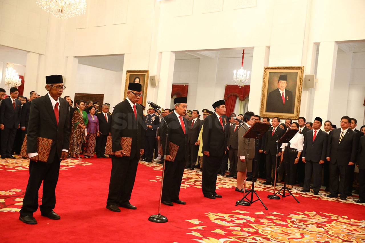 Presiden Jokowi Lantik...