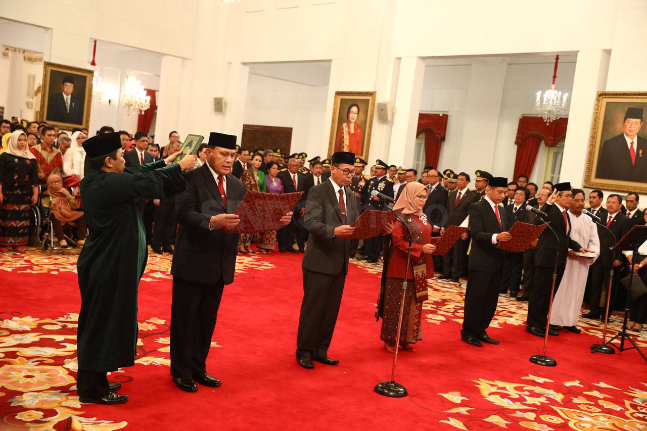 Presiden Jokowi Lantik...