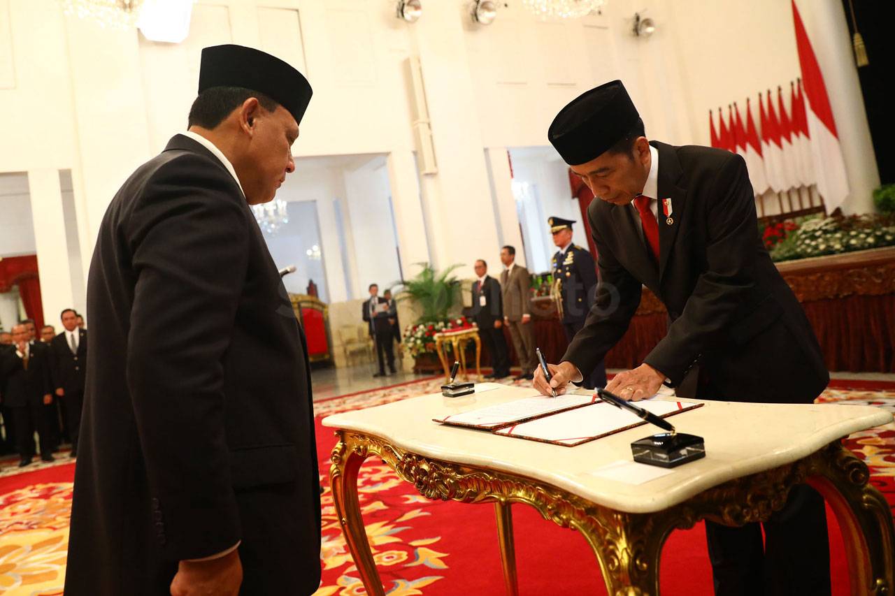 Presiden Jokowi Lantik...