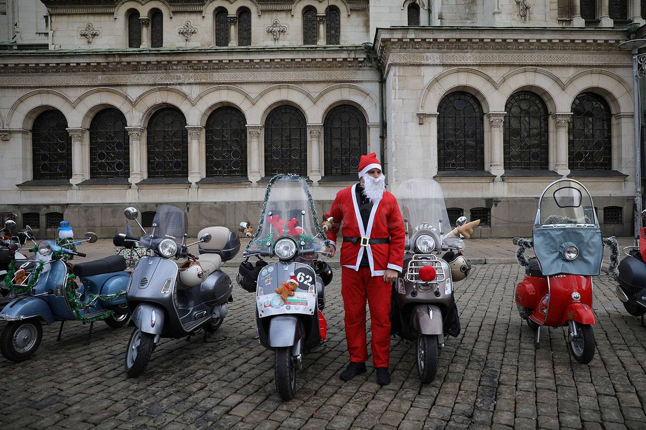 Sinterklas Naik Vespa...