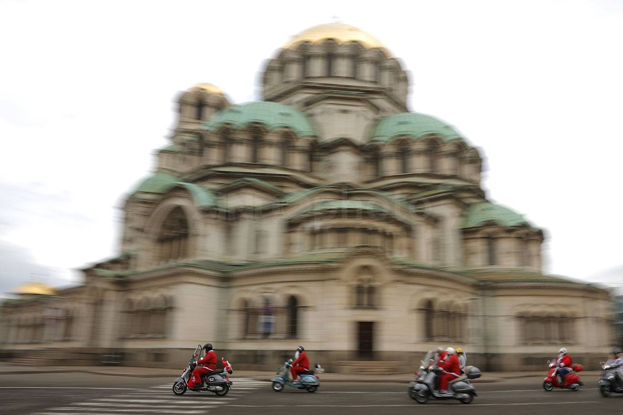 Sinterklas Naik Vespa...