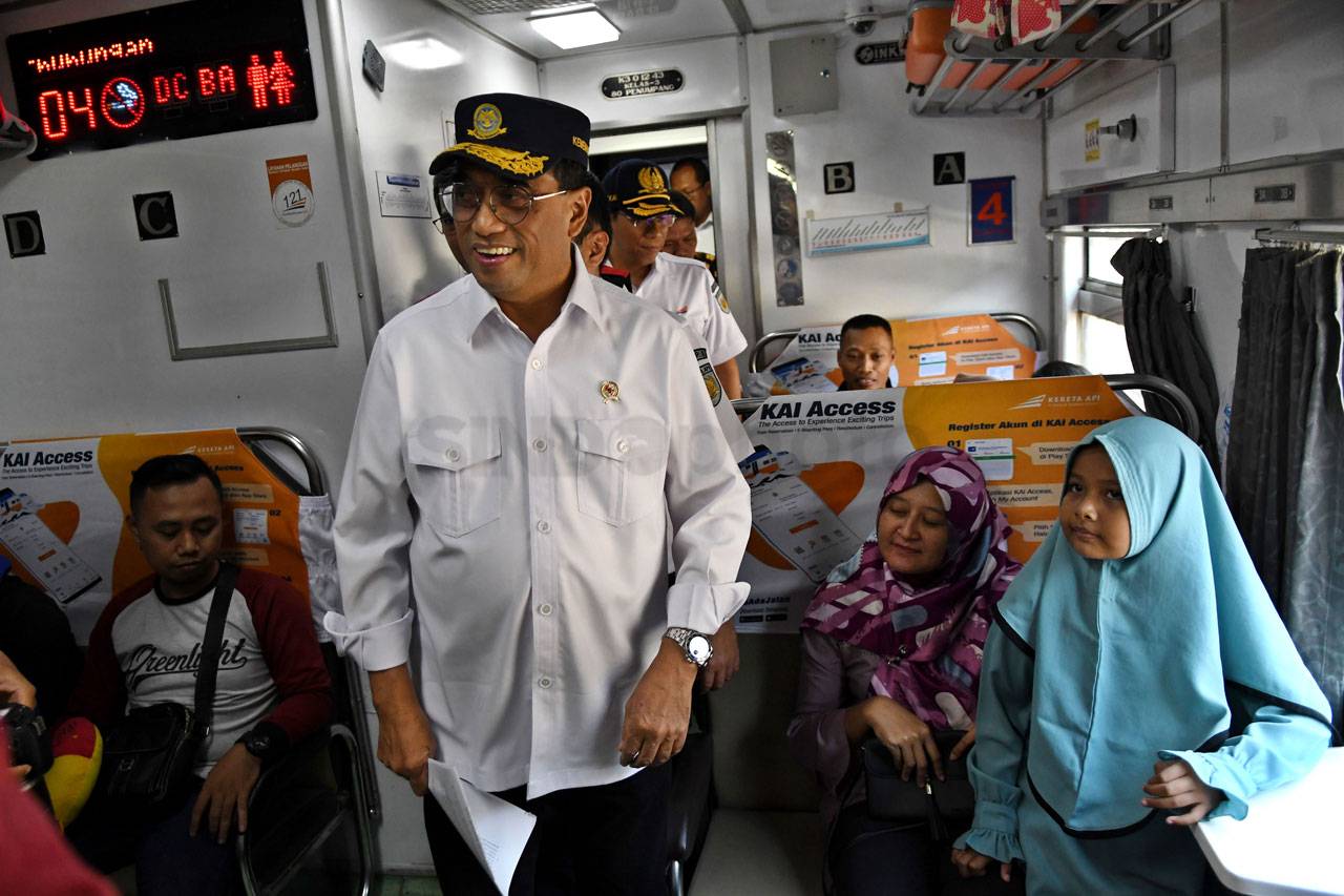 Menhub Tinjau Layanan...