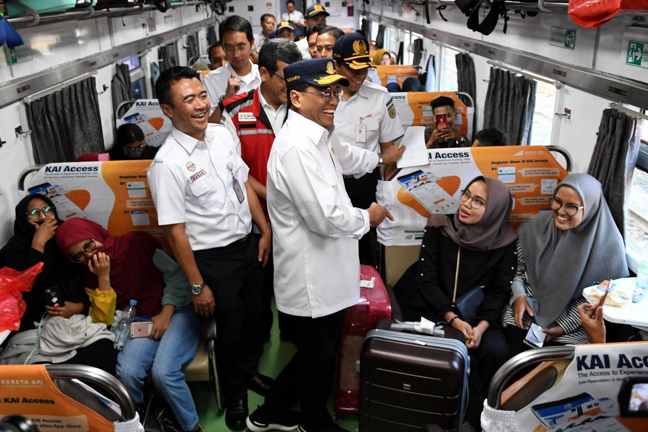 Menhub Tinjau Layanan...