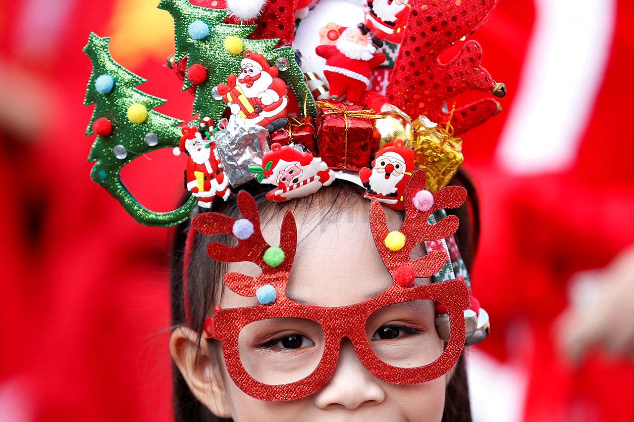 Gajah Bagikan Kado Natal...