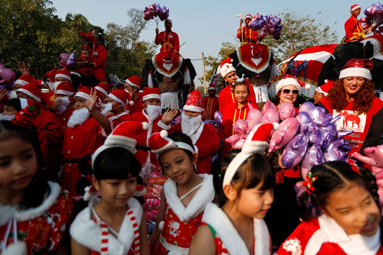 Gajah Bagikan Kado Natal...
