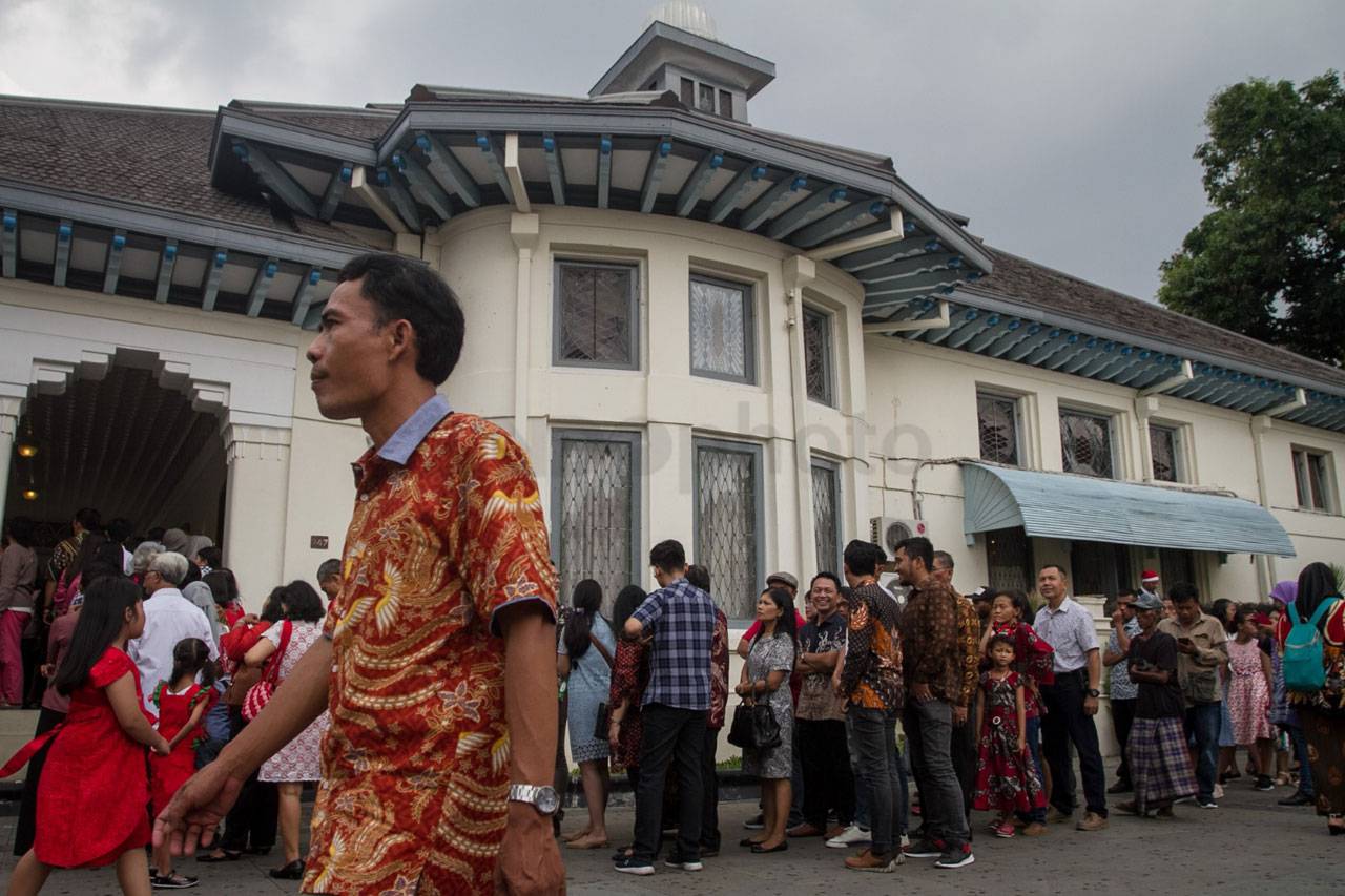 Ribuan Warga Hadiri...