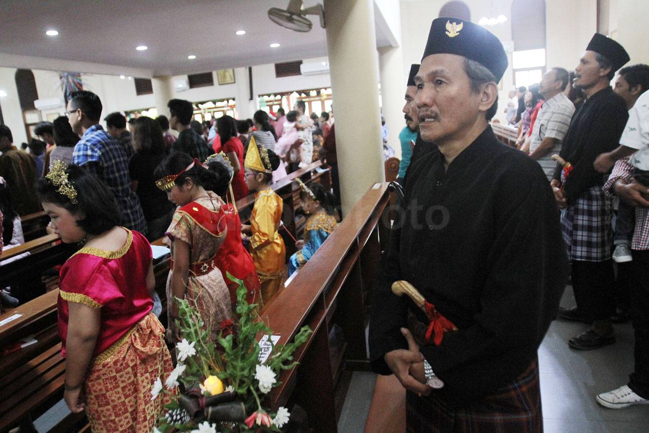 Kenakan Pakaian Betawi,...