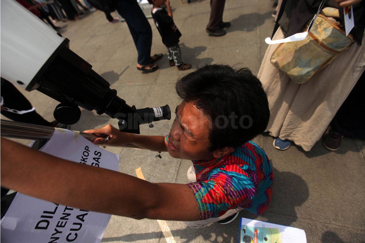 Antusias Warga Melihat...
