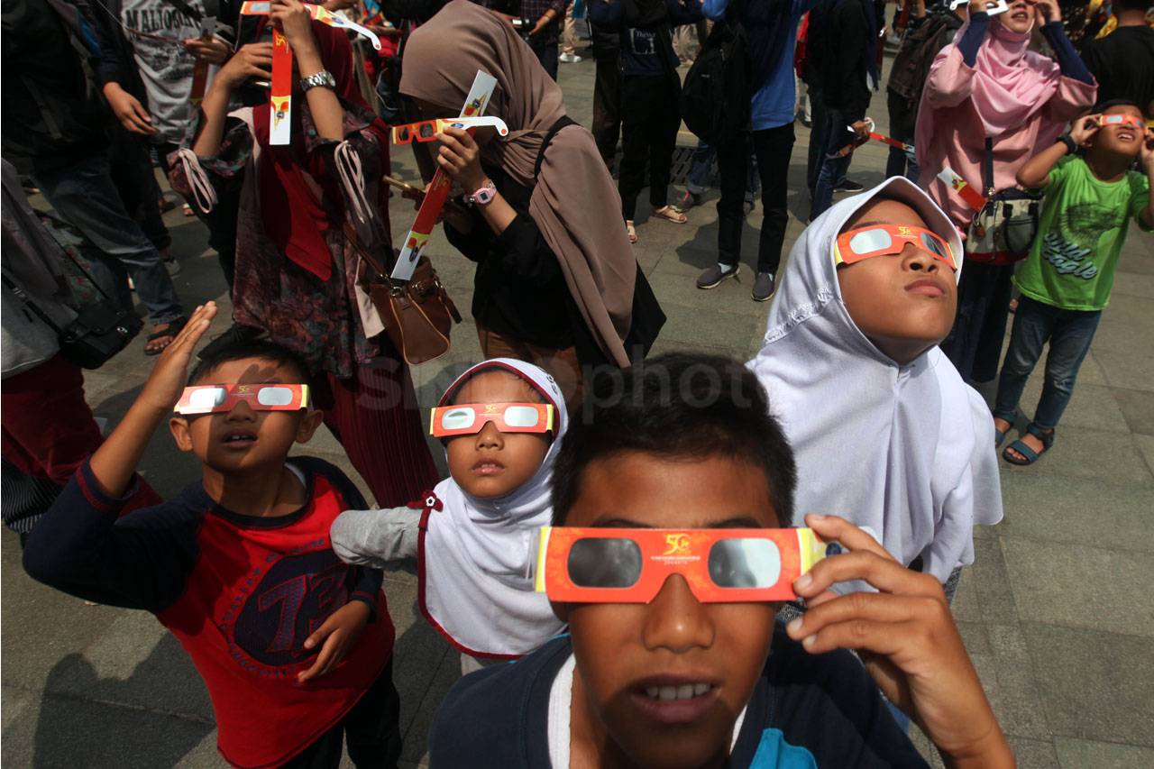 Antusias Warga Melihat...