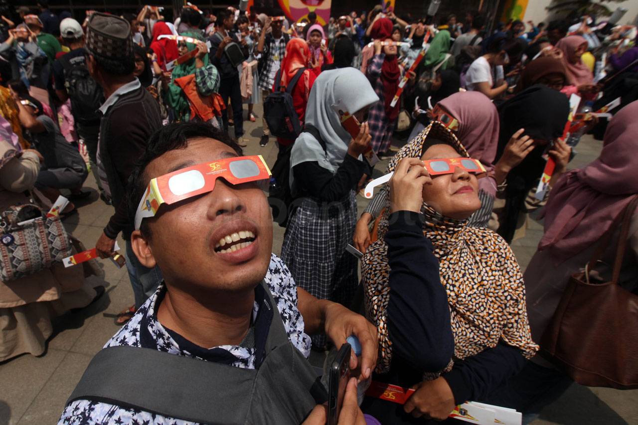 Antusias Warga Melihat...